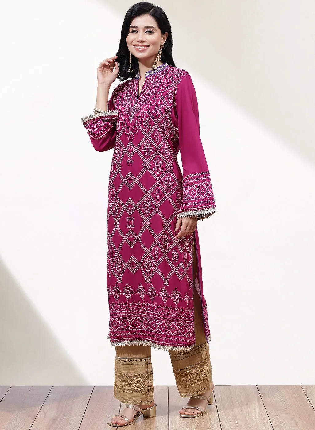 Certainly! Heres an optimized title with modifiers for the e-commerce product:

Womens Elegant Fuchsia Dhaage Collection Screen Print Kurta with Intricate Detailing